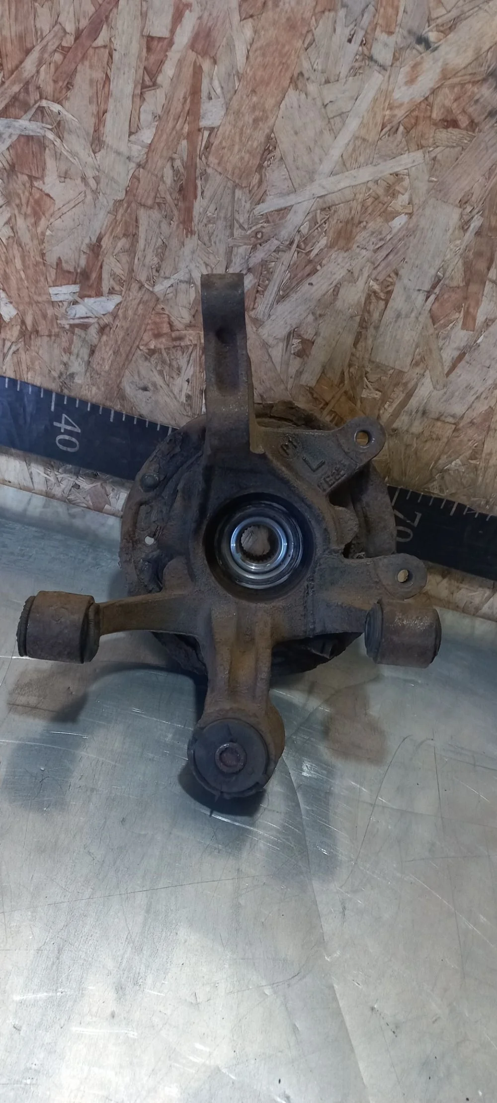 Кулак задний левый Kia Sportage II рестайлинг (2008—2010) 2009 1K - BLACK PEARL