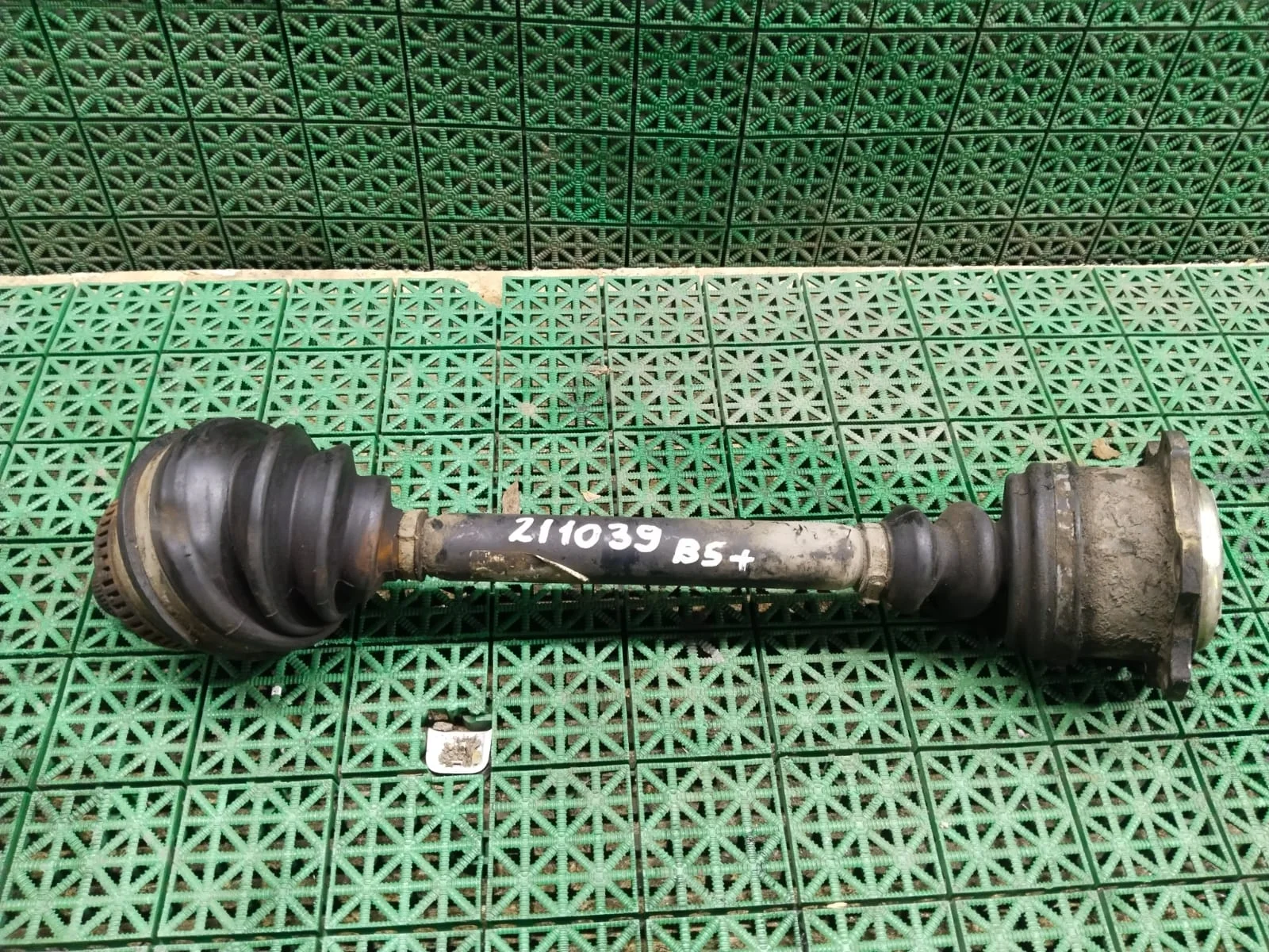 Вал привода со шрусами VOLKSWAGEN PASSAT B5+ 2001- АКПП левый б/у PASSAT B5+(2001-2004)