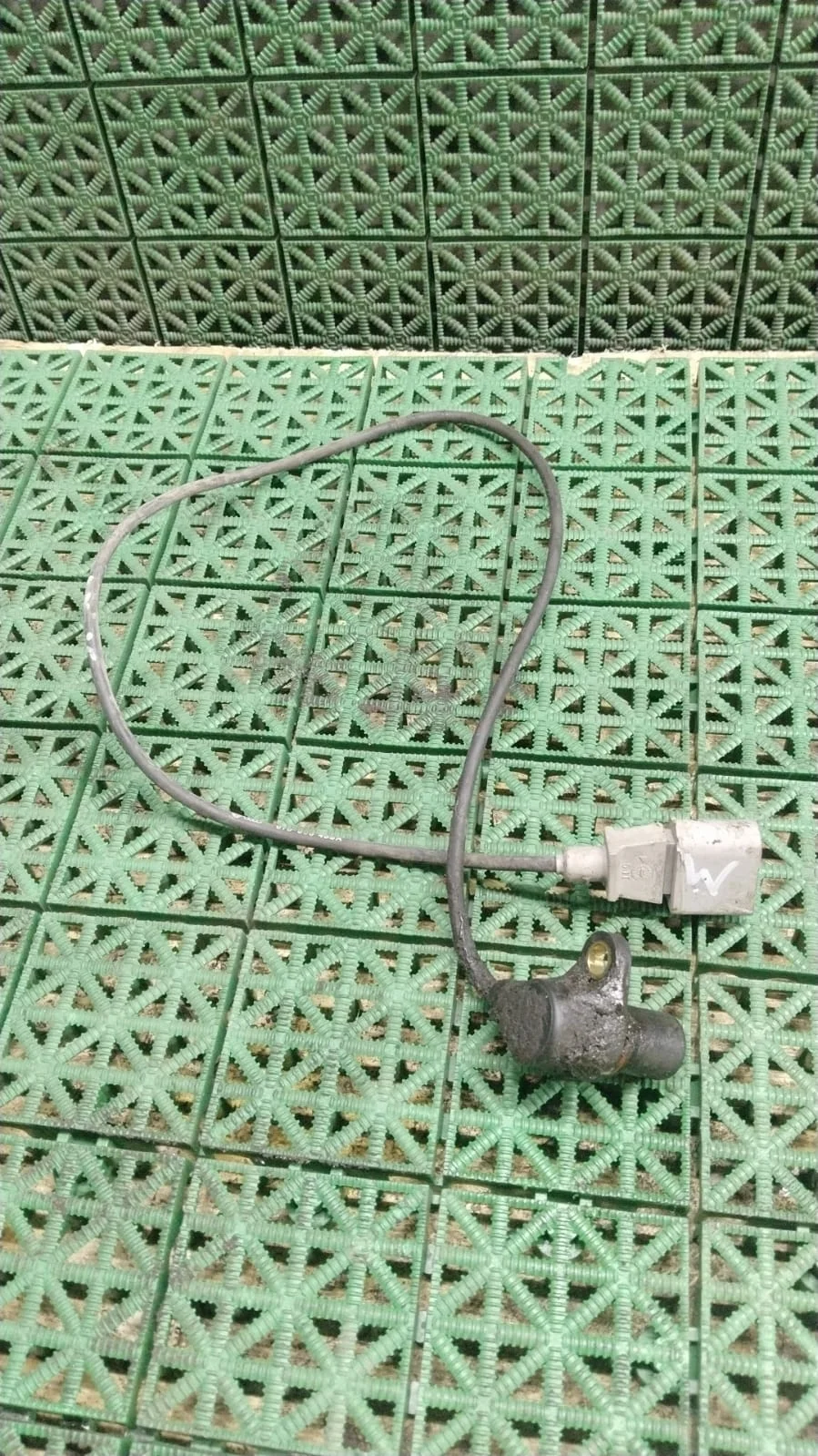 Датчик положения коленвала AUDI A3, A4 8D/8E, A6 C5, SKODA OCTAVIA 1U, VOLKSWAGEN GOLF 4, BORA, PASSAT B5/B5+ AHL 1,6 1997- серый б/у A3(1997-2003);A4 8D(1995-2001);OCTAVIA 1U(1997-2009);GOLF 4(1998-2004);PASSAT B5(1997-2000)