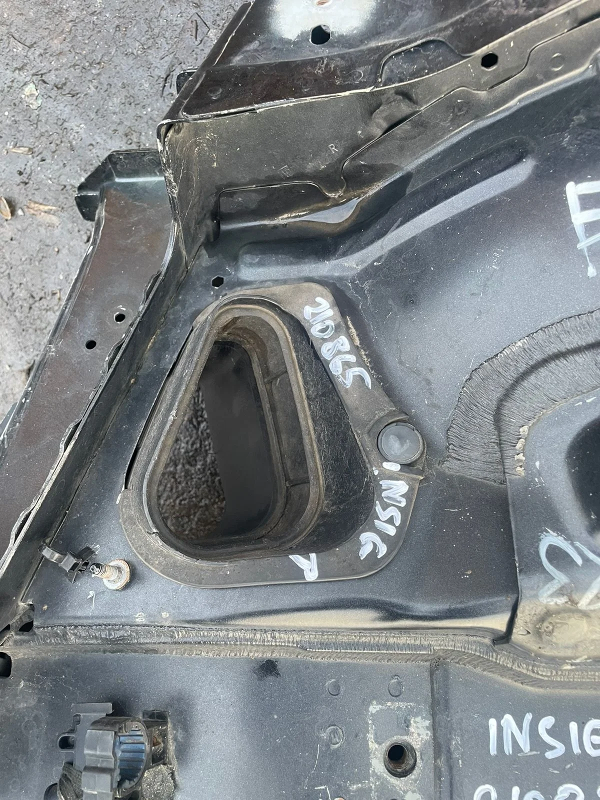 Патрубок воздушного фильтра OPEL INSIGNIA 2008- в лонжерон б/у INSIGNIA(2008-