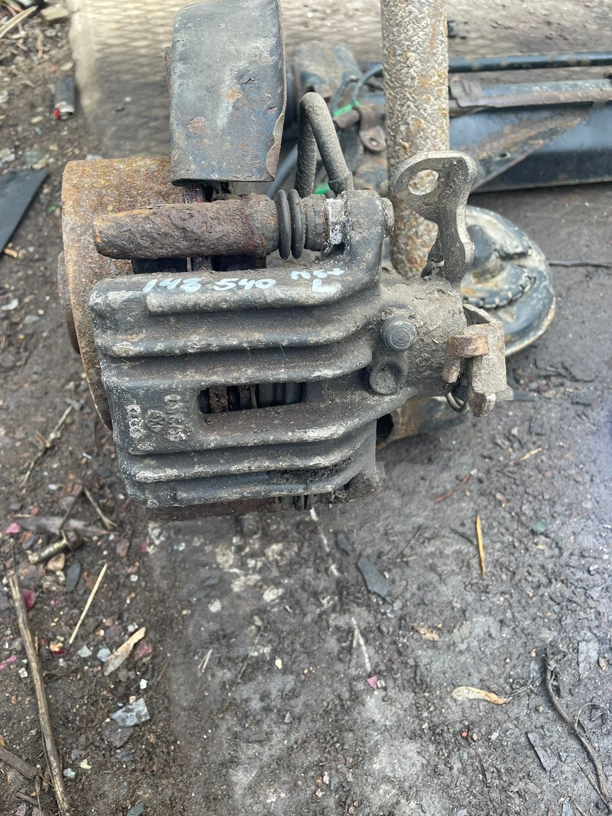 Суппорт тормозной AUDI A4 8D, A6 C5, VOLKSWAGEN PASSAT B5/B5+ 1997- задний левый б/у A4 8D(1995-2001);A6 C5(1997-2004);PASSAT B5(1997-2000);PASSAT B5+(2001-2004)