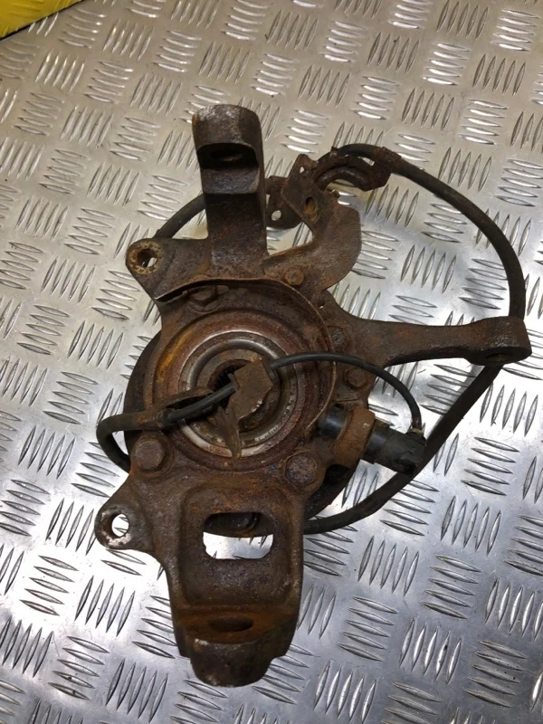 Кулак поворотный левый Mitsubishi L200 (2006-2015) 2007 MR992377 ПИКАП 2.5 D 4D56