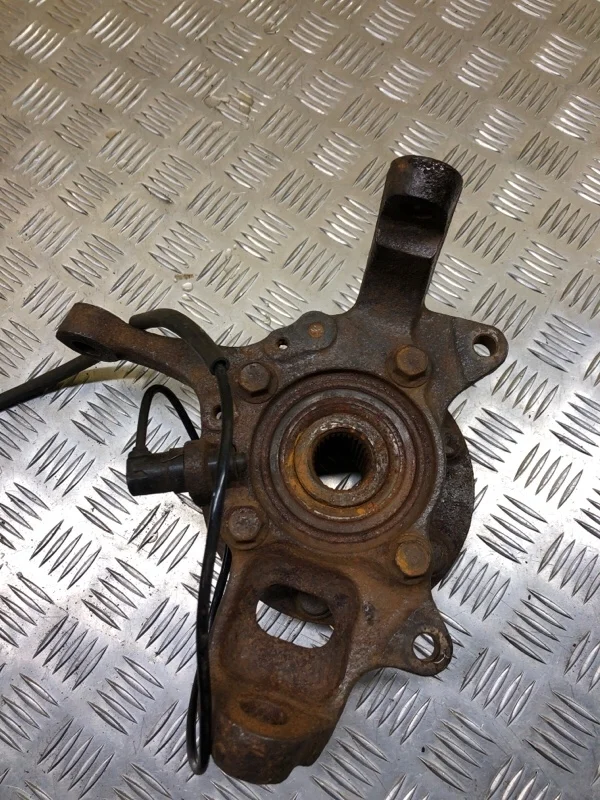 Кулак поворотный правый Mitsubishi L200 (2006-2015) 2007 MR992378 ПИКАП 2.5 D 4D56