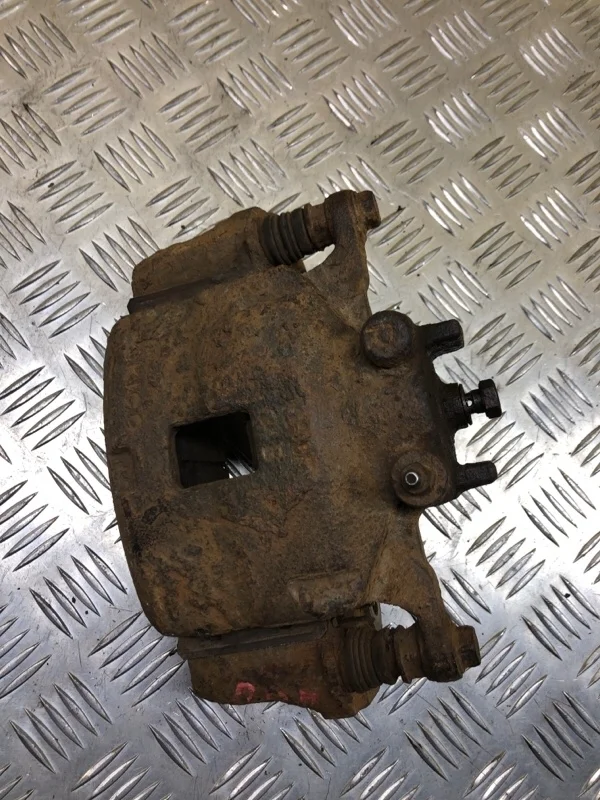 Суппорт передний правый Mitsubishi L200 (2006-2015) 2008 4605A202 ПИКАП 2.5 D 4D56