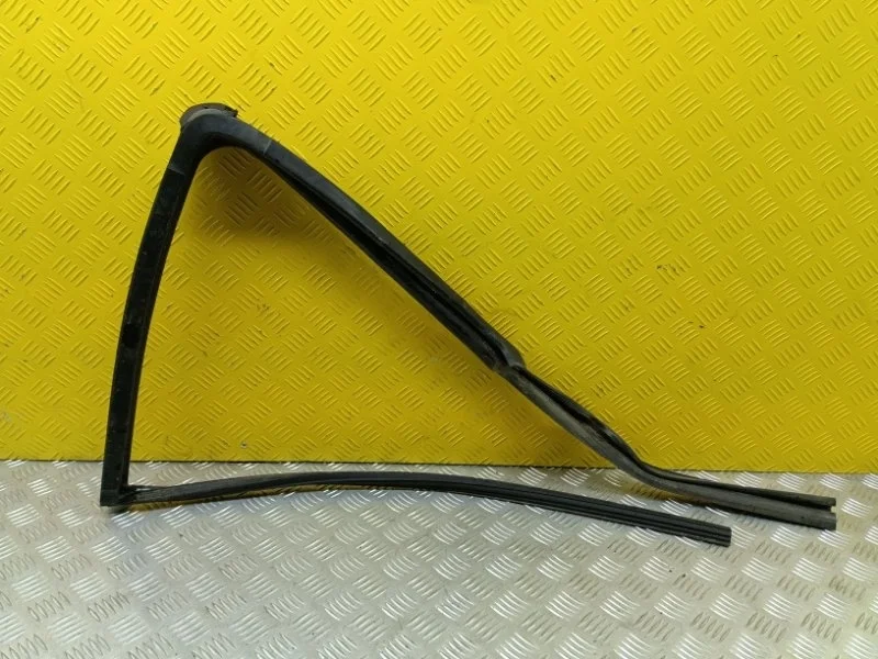 Уплотнитель стекла двери (бархотка) Nissan Pathfinder (R51M) 2004-2013 2006 82830EB300 ВНЕДОРОЖНИК 2.5 D YD25