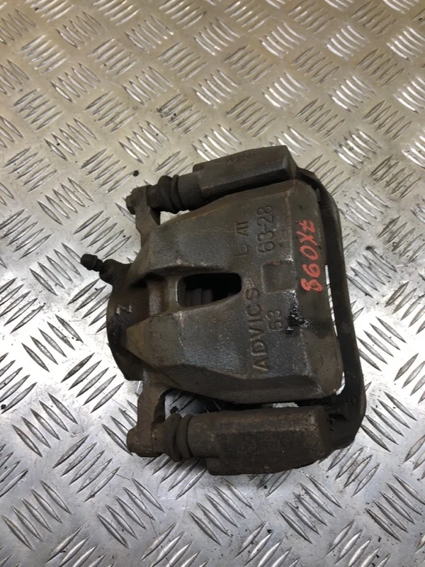 Суппорт передний левый Toyota Rav 4 (Ca40) (2012-2019) 2013 4775042091 2.2 D 2ADFTV