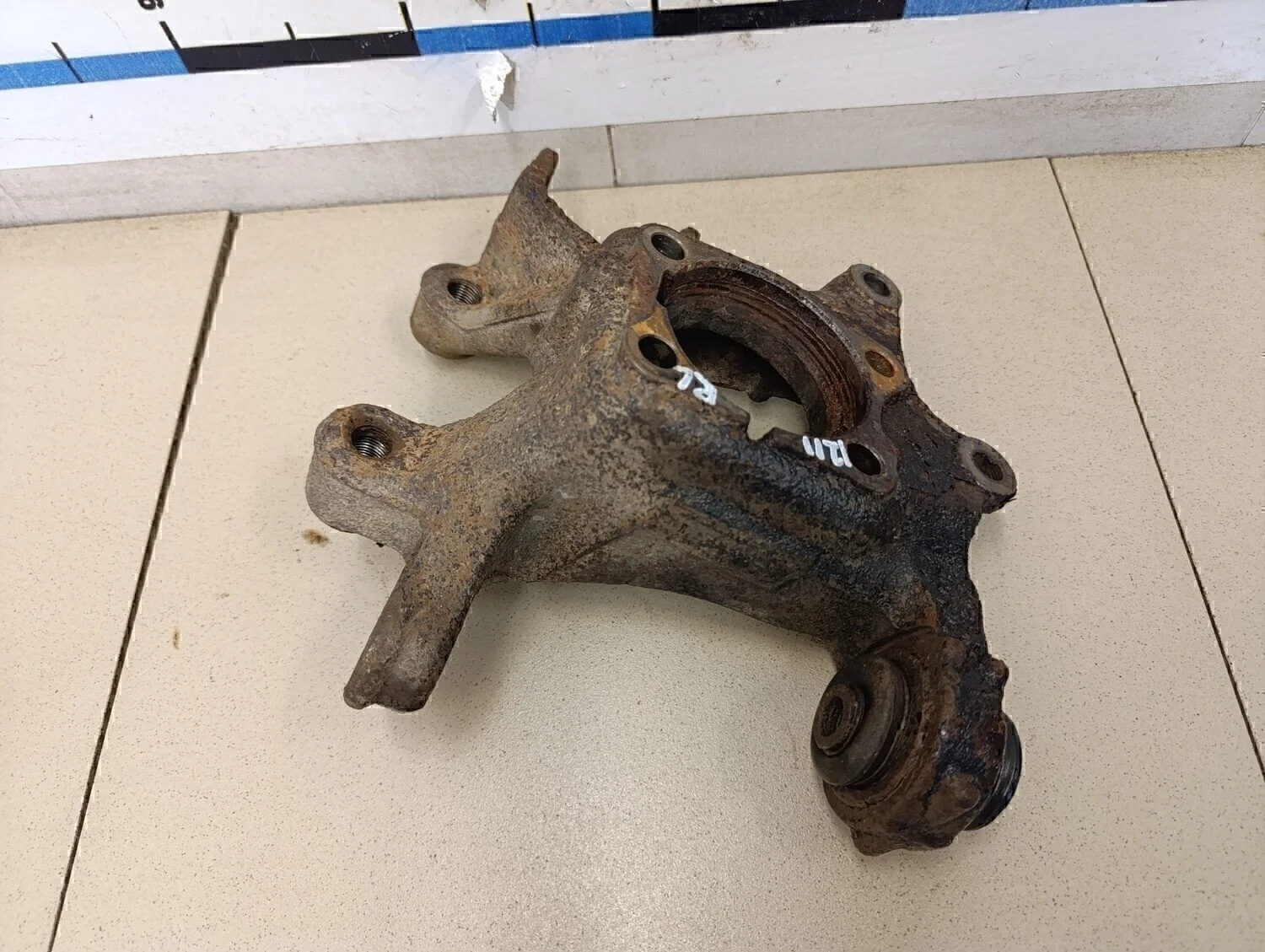 Кулак поворотный задний левый Avensis III 2009>