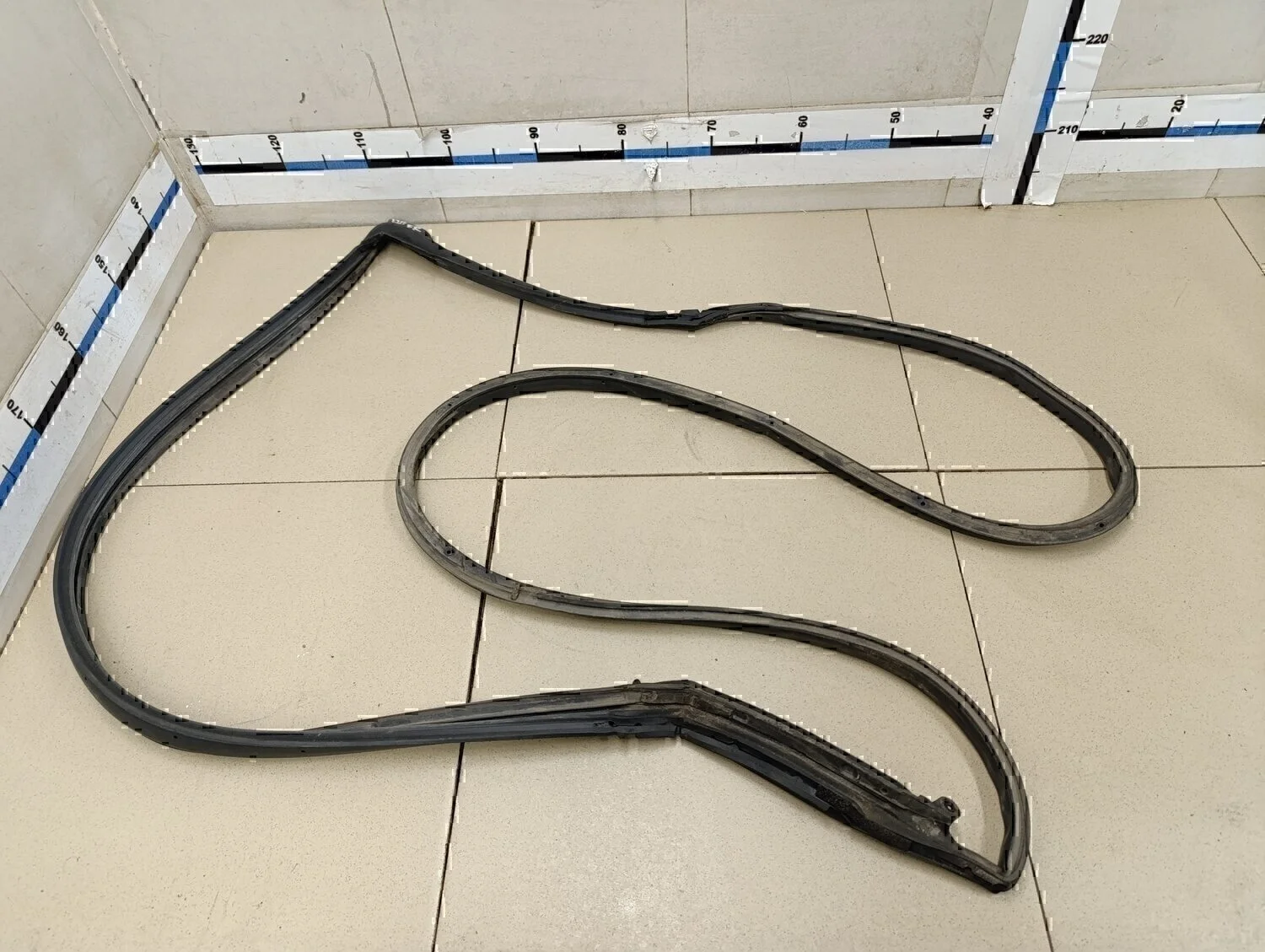 Уплотнитель двери Avensis III 2009>