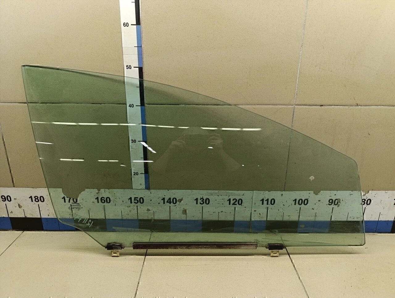 Стекло двери передней правой Avensis III 2009>