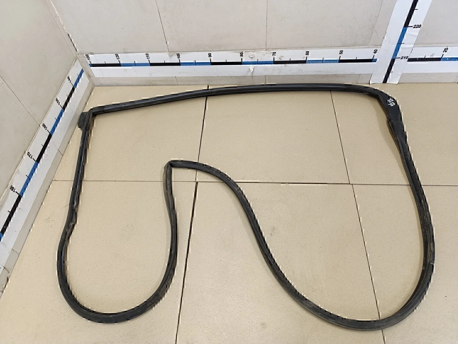 Уплотнитель двери Avensis III 2009>