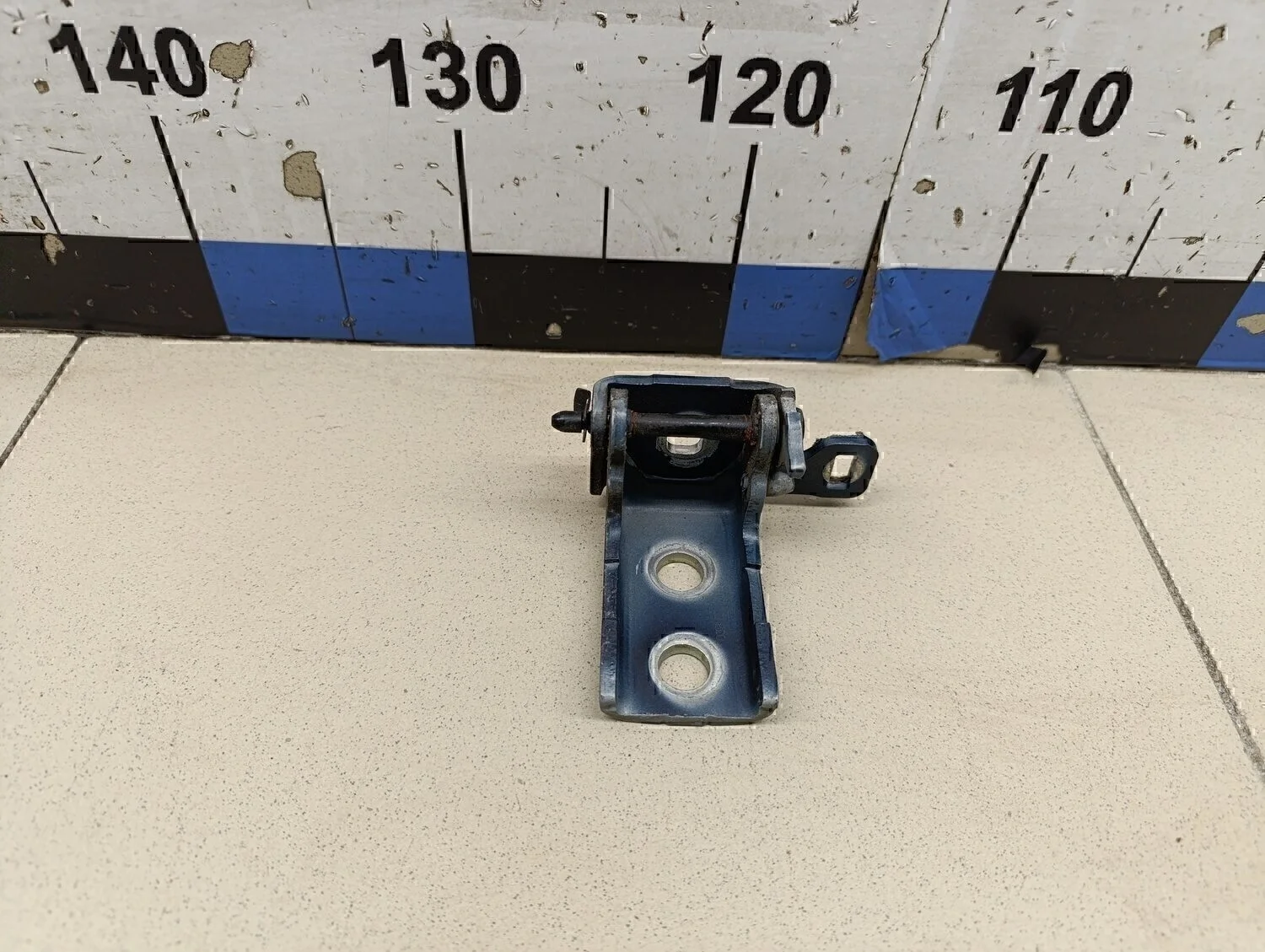 Петля двери передней левой верхняя 308 I 2007-2015