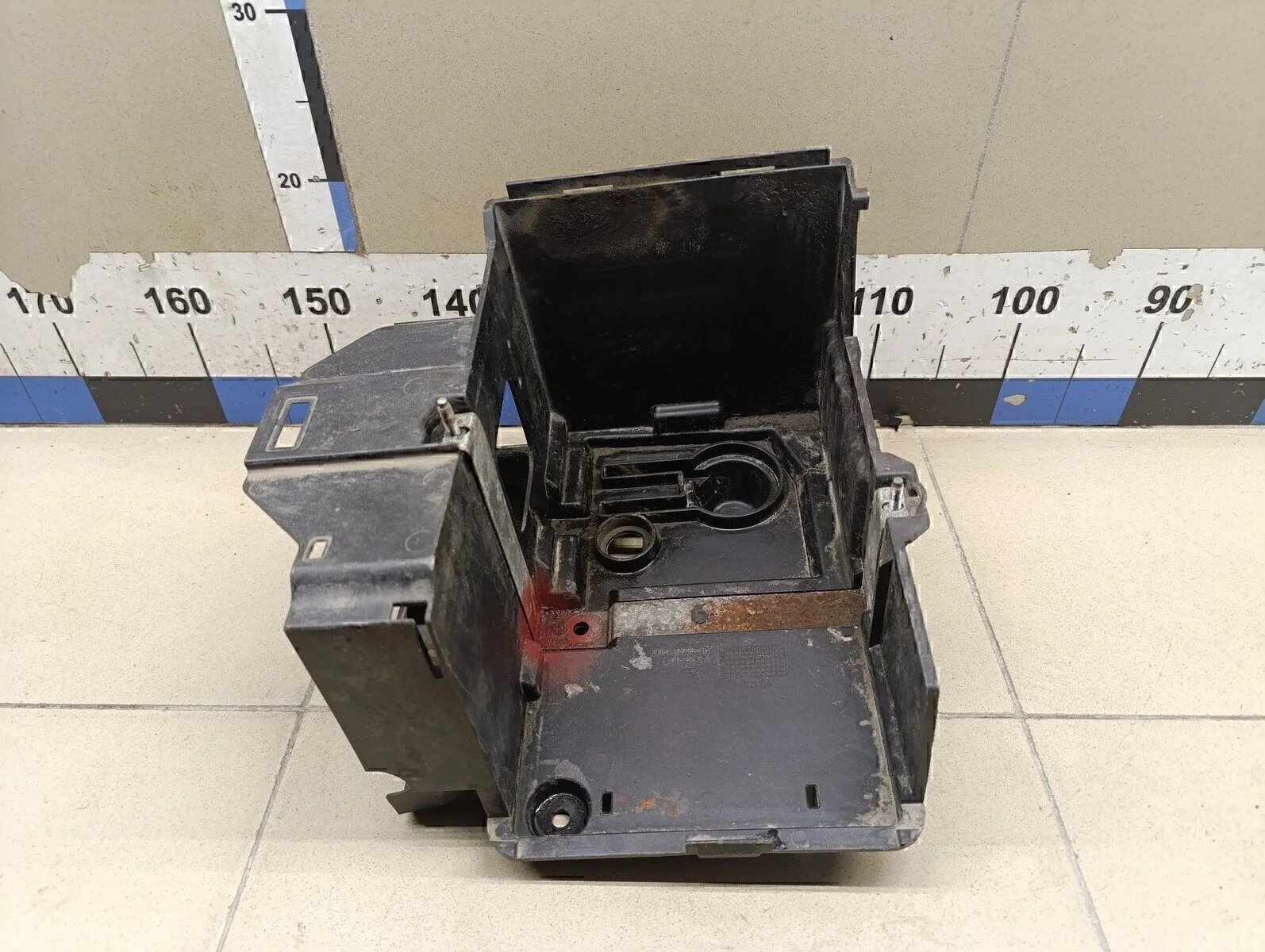 Крепление АКБ (корпус/подставка) Focus II 2005-2008