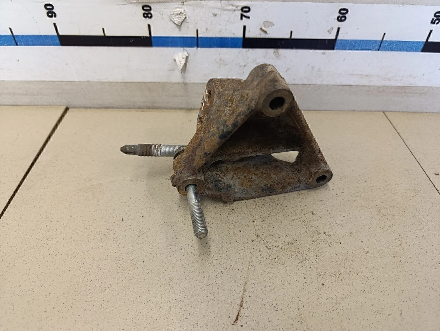 Кронштейн двигателя правый Corolla E15 2006-2013