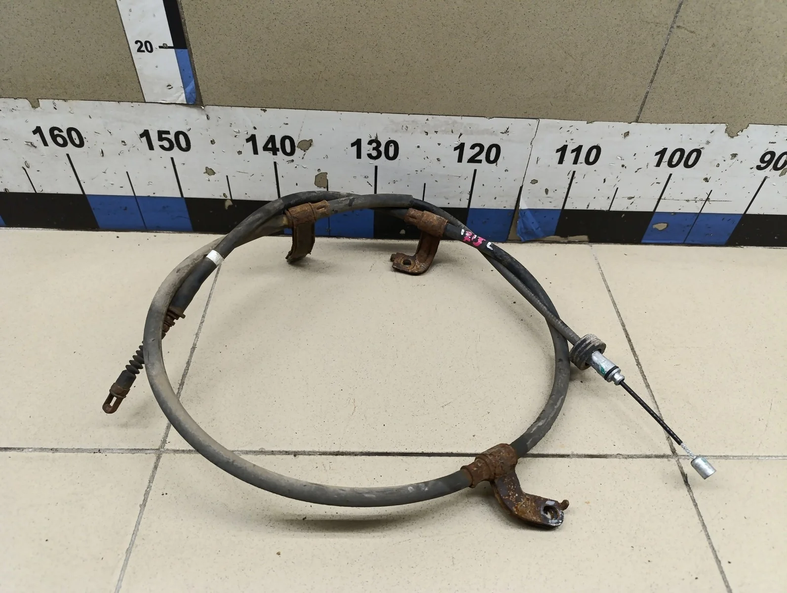 Трос стояночного тормоза левый Solaris 2010-2017