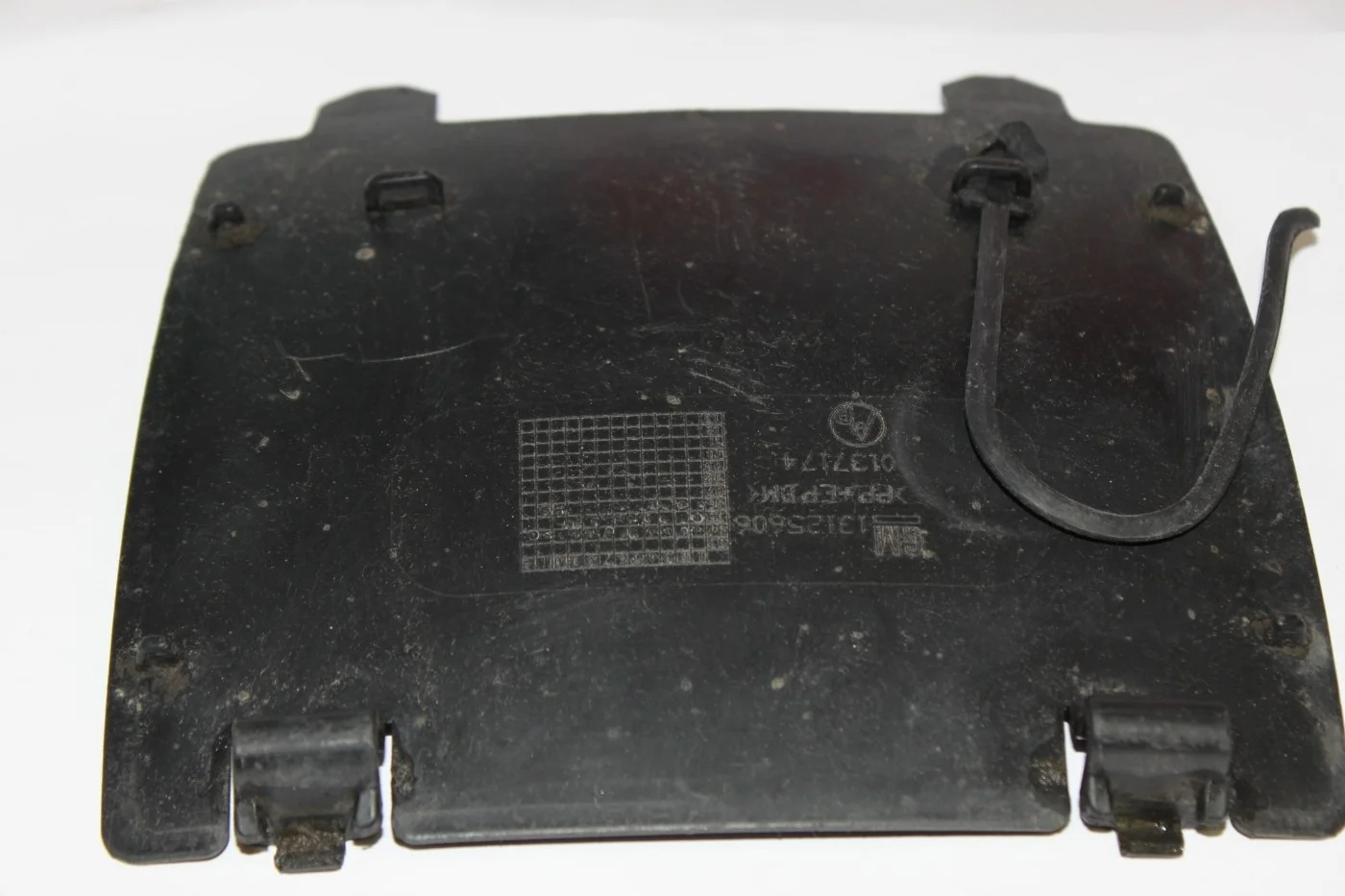 Лючок переднего подкрылка б/у Опель Астра Н