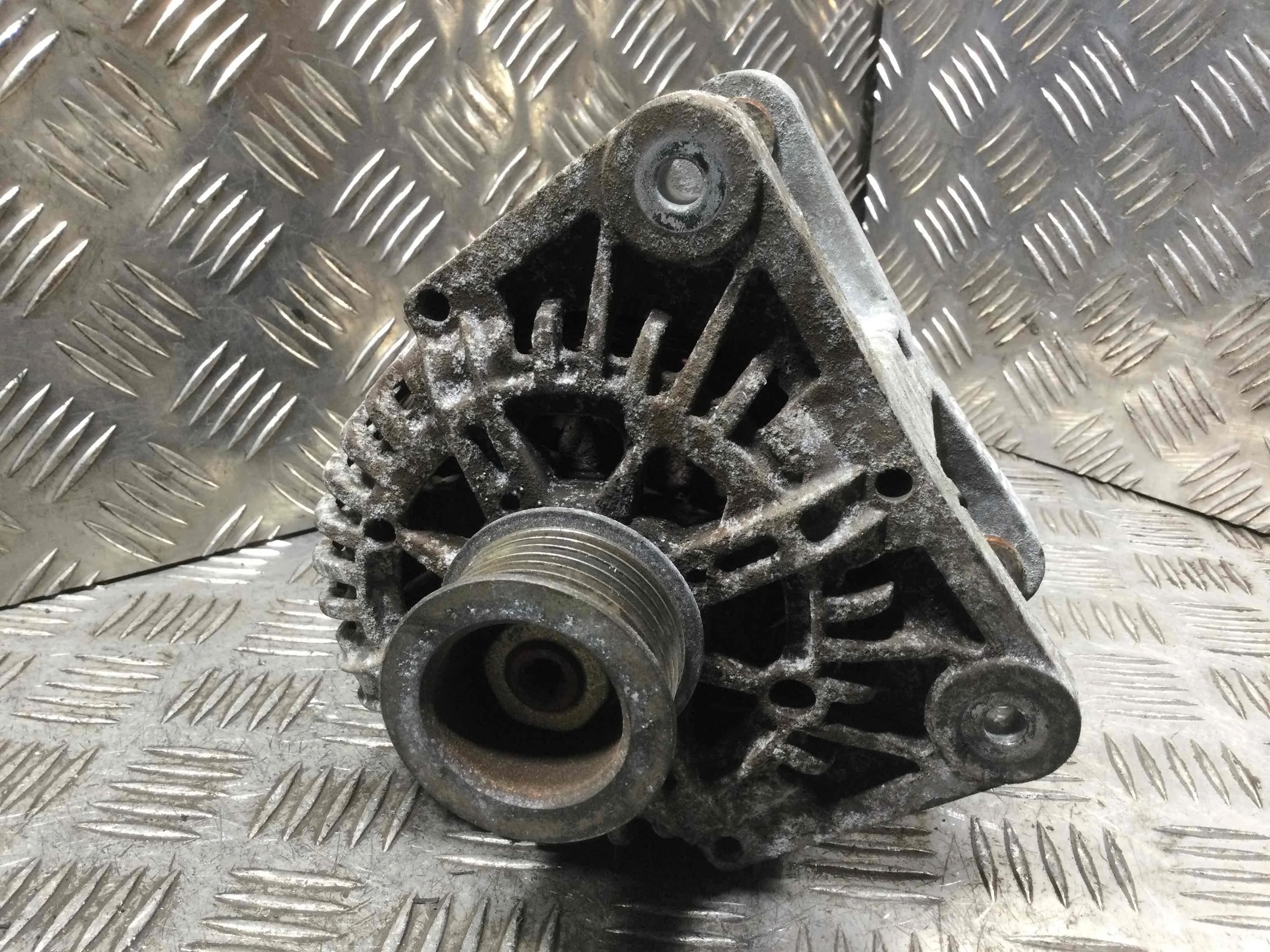 Генератор Renault Megane 2 поколение (2002-2006) бензин 2.0 i Механика Х/б