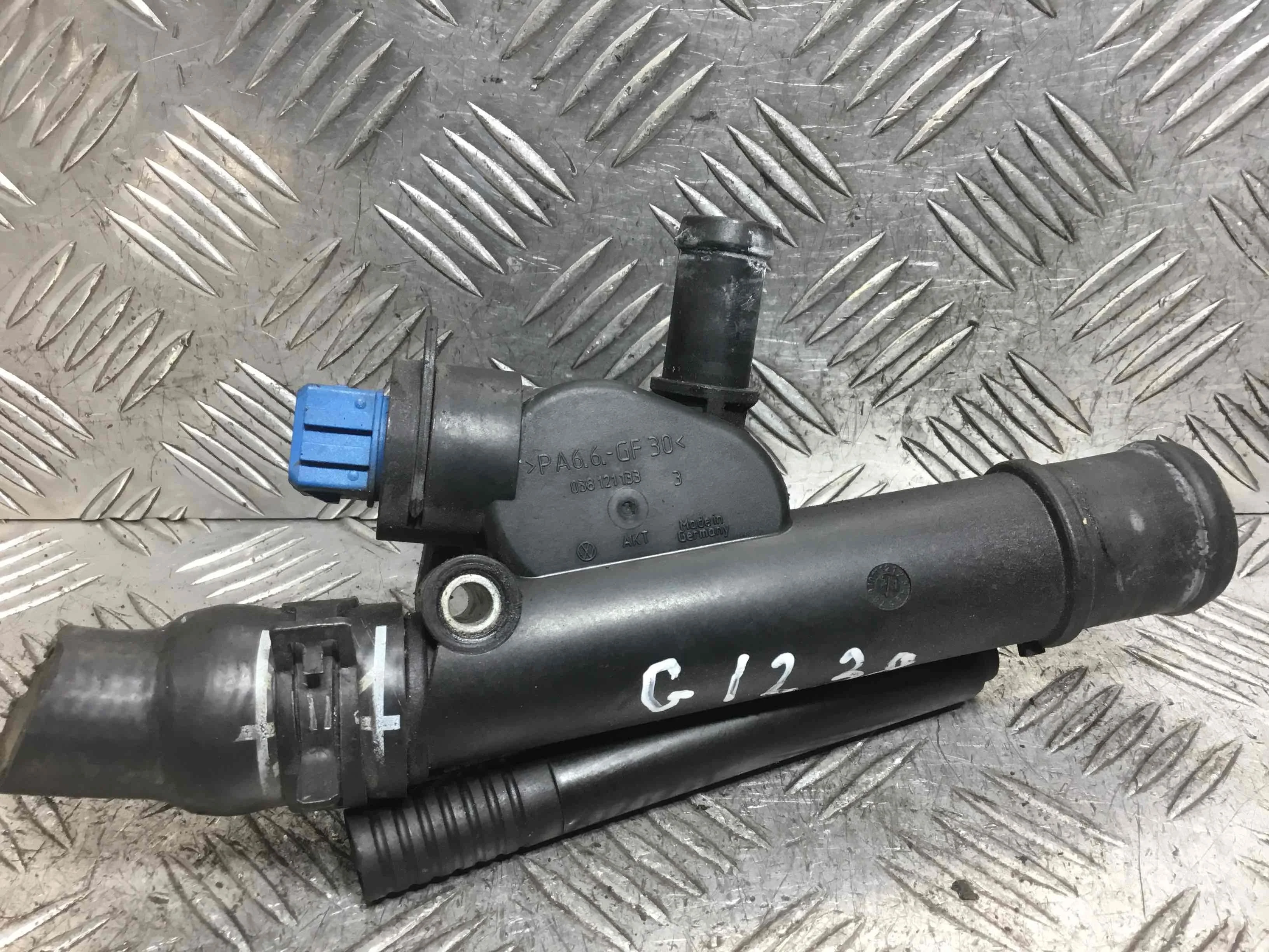 Фланец (тройник) системы охлаждения Volkswagen Golf 4 поколение (1997-2004) дизель 1.9 TDI Автомат Х/б