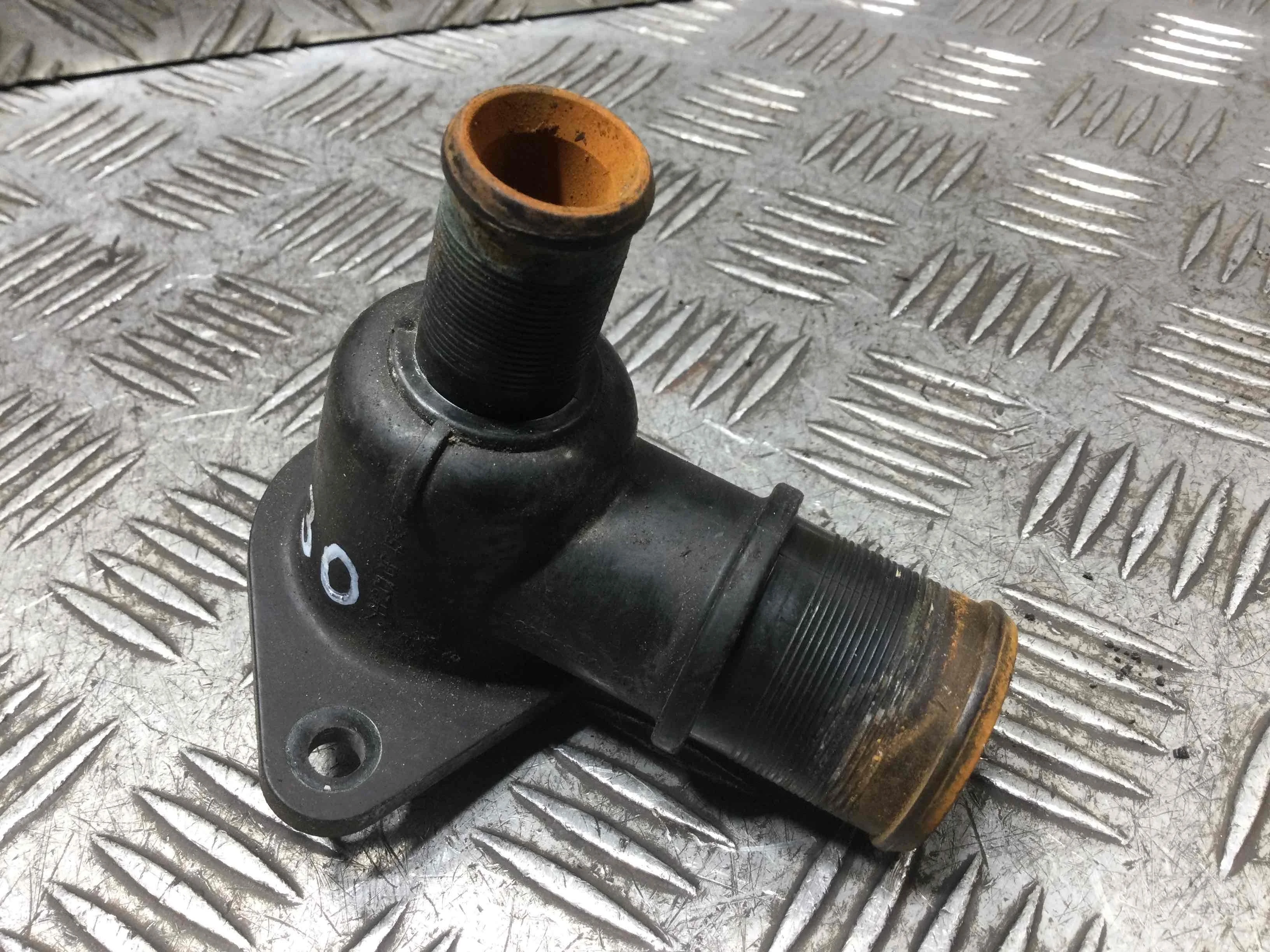 Фланец (тройник) системы охлаждения Peugeot 206 1 поколение (1998-2003) бензин 1.6 i Механика Х/б