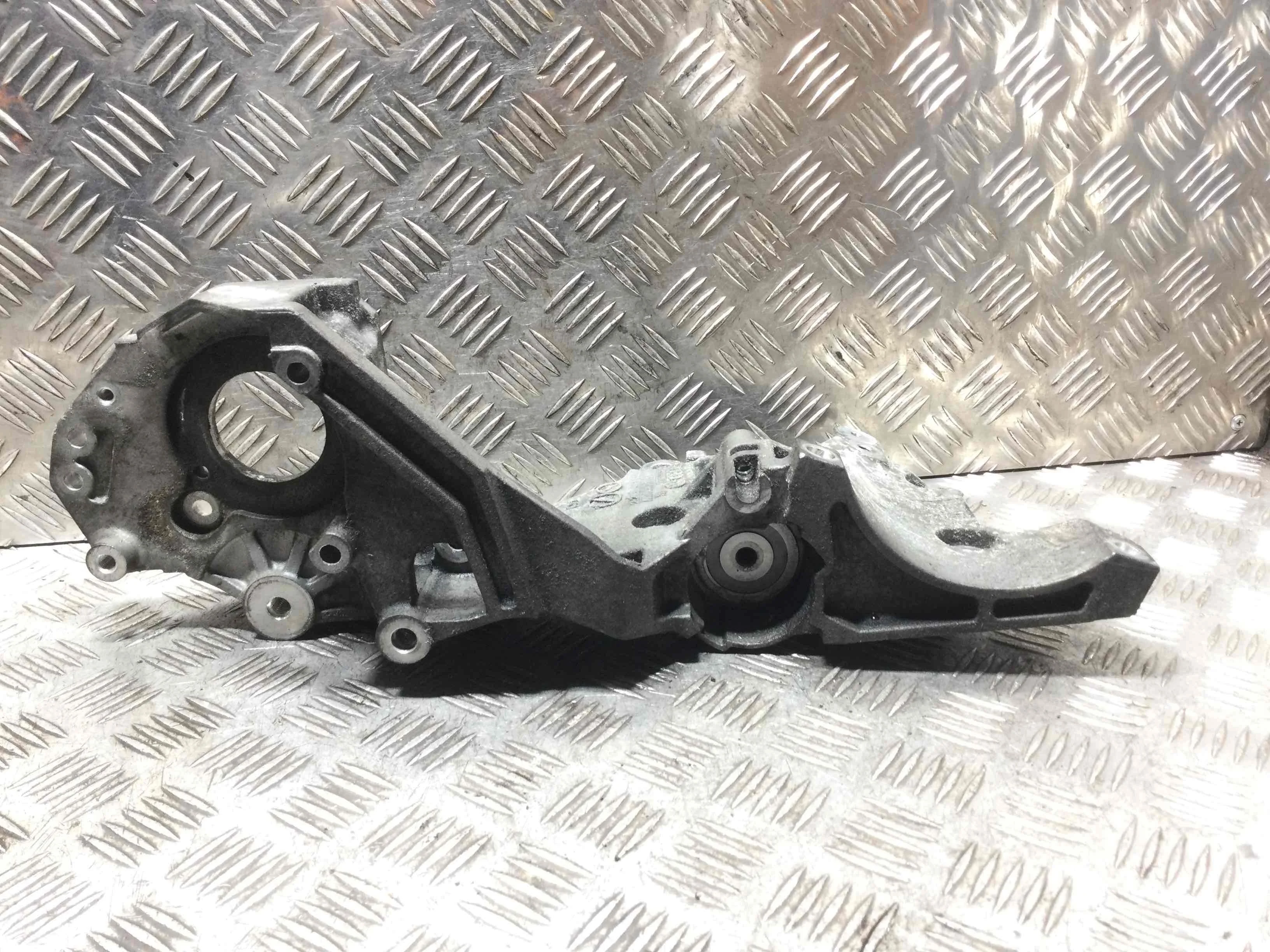 Кронштейн генератора Volkswagen Passat CC 1 поколение (2008-2012) дизель 2.0 TDI Автомат Седан