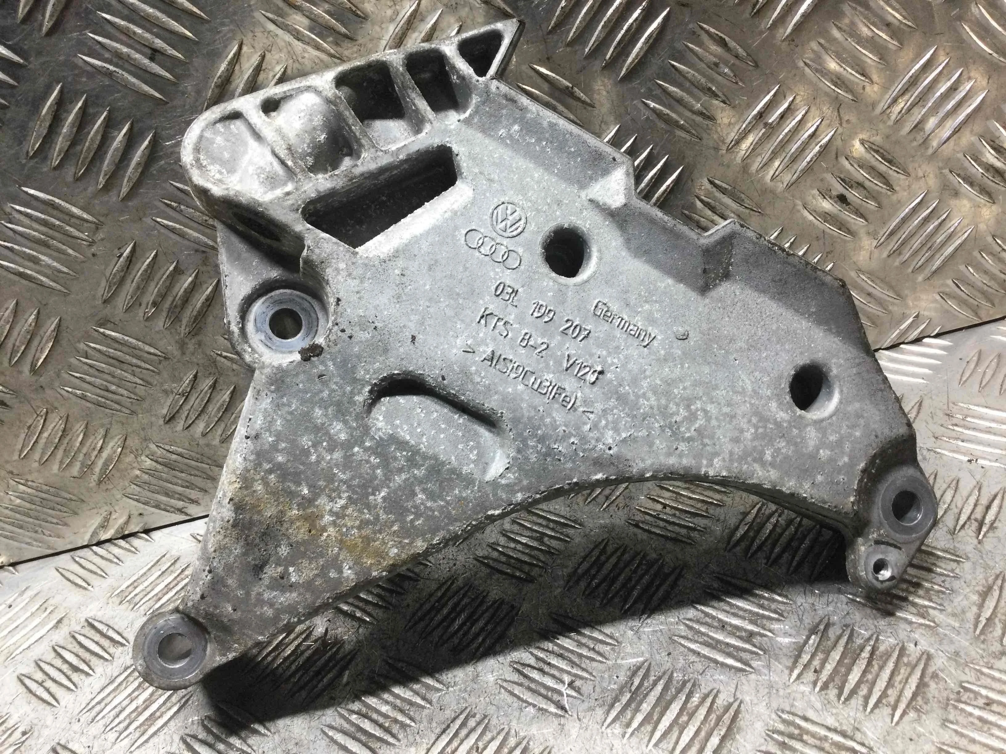 Кронштейн двигателя Volkswagen Passat CC 1 поколение (2008-2012) дизель 2.0 TDI Автомат Седан