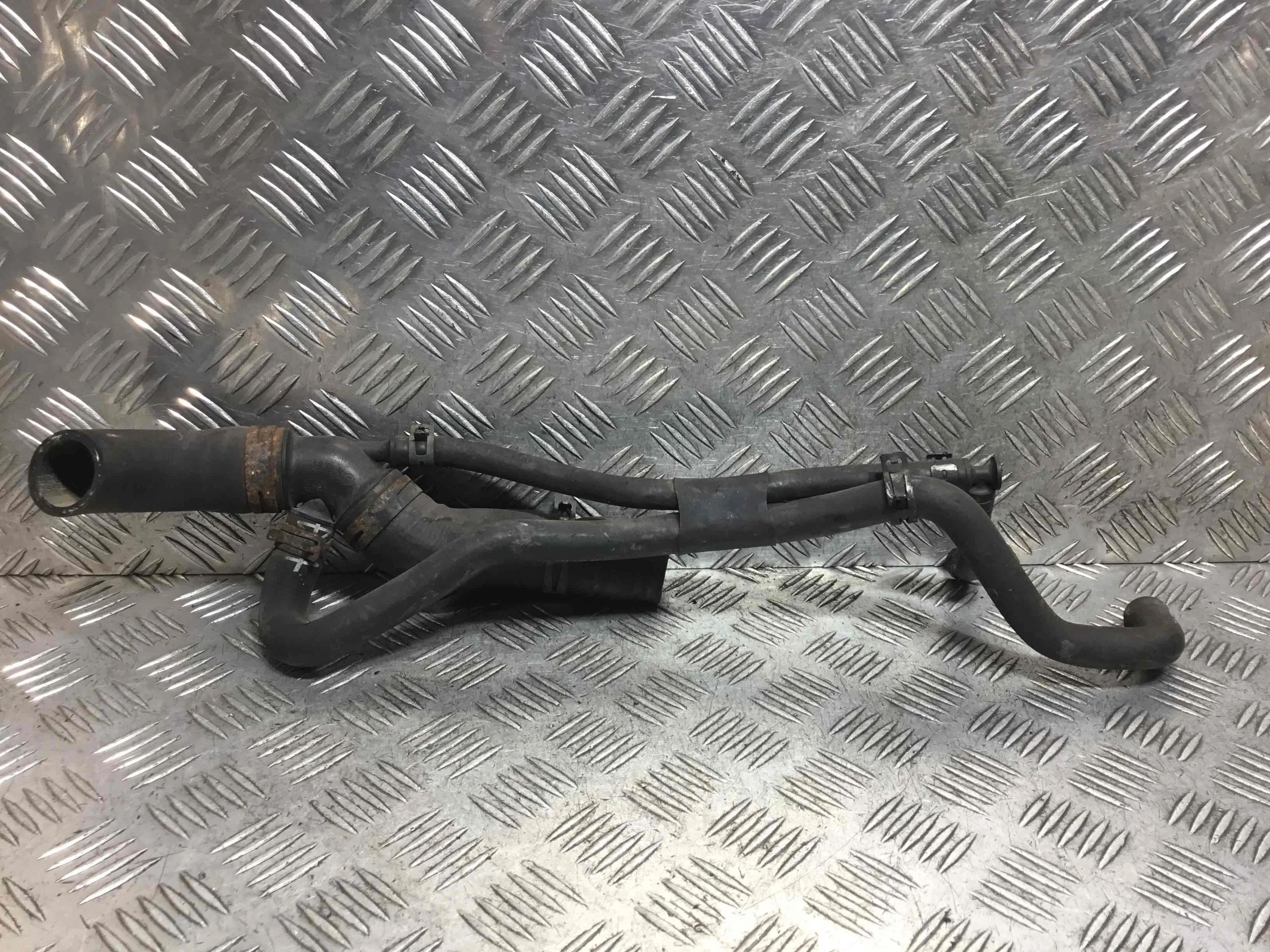 Фланец (тройник) системы охлаждения Volkswagen Golf 4 поколение (1997-2004) бензин 1.6 i Механика Х/б