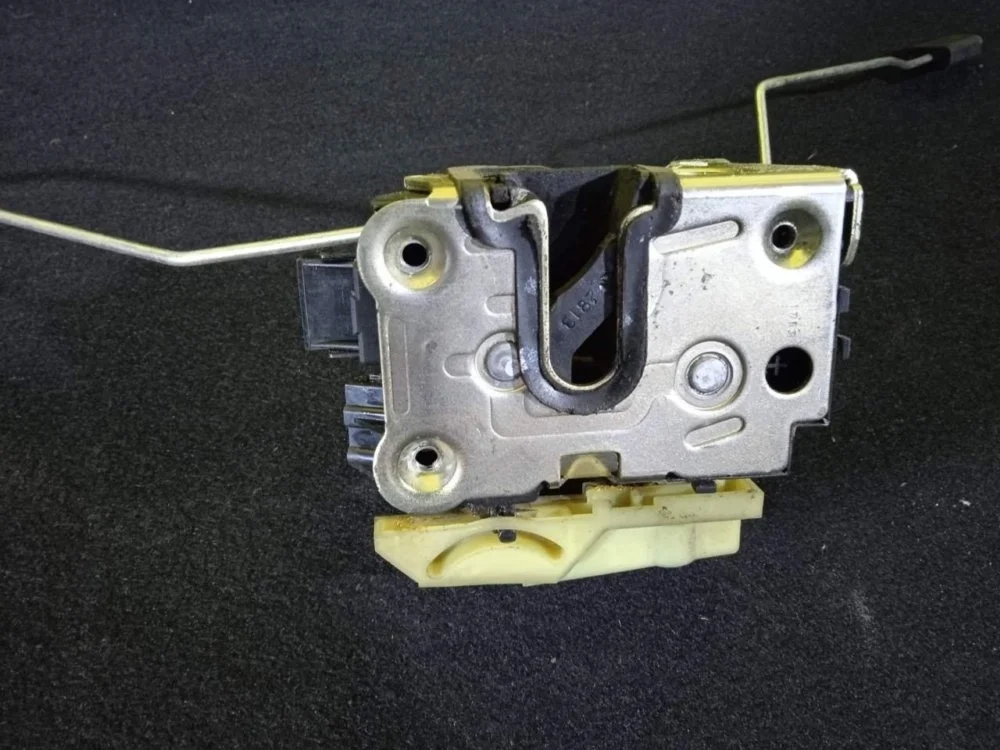 Замок двери Renault Duster 2013 805029387R X79 F4R400, передний правый