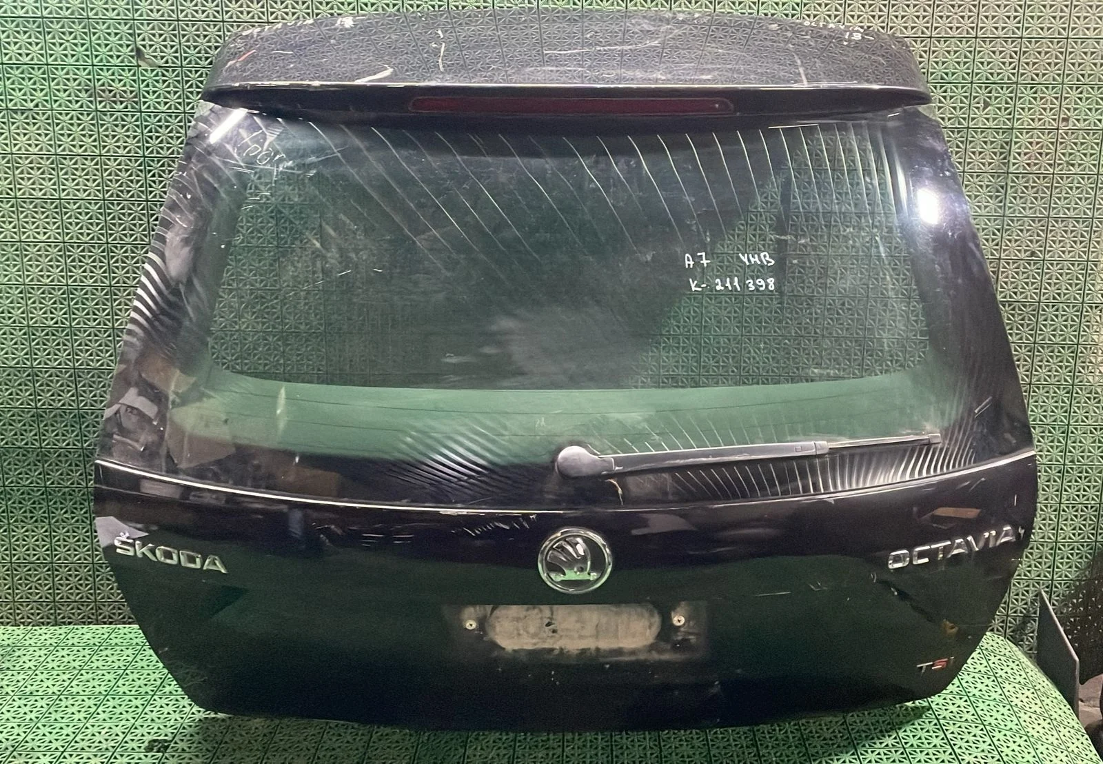 Крышка багажника SKODA OCTAVIA A7 2013- универсал черная б/у OCTAVIA A7(2013-