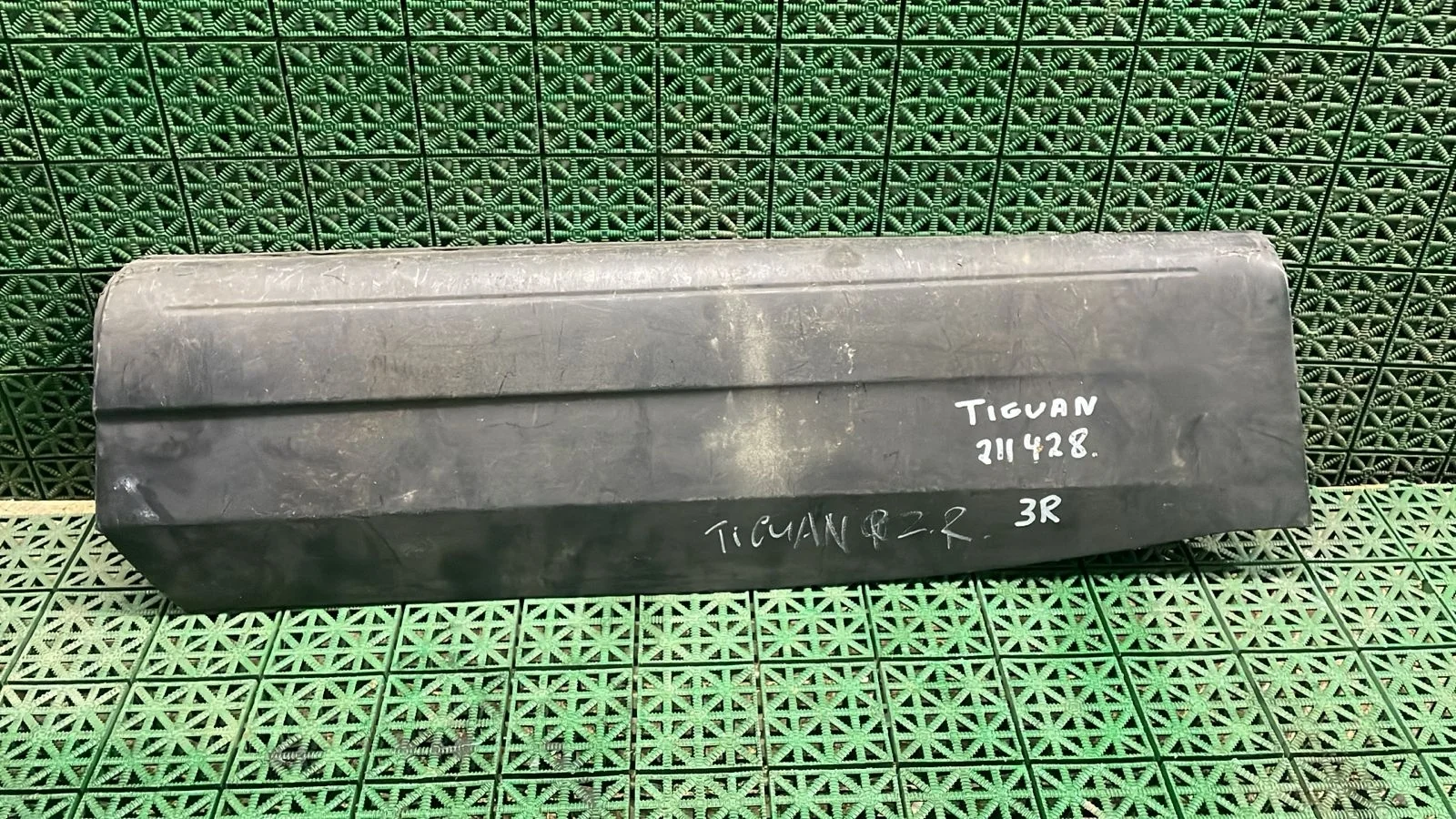 Молдинг двери VOLKSWAGEN TIGUAN 2008- нижний задний правый б/у TIGUAN(2007-2017)