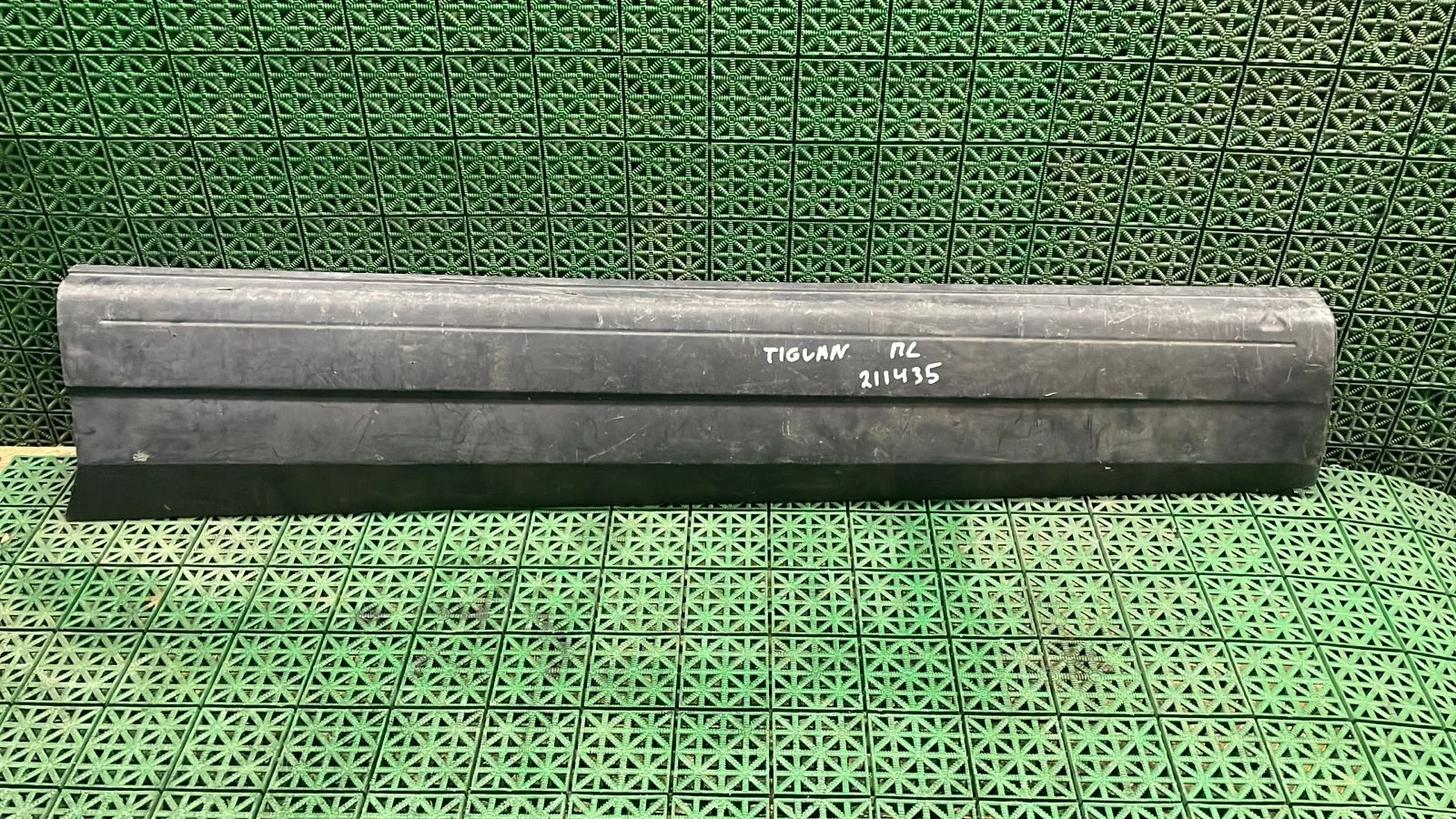 Молдинг двери VOLKSWAGEN TIGUAN 2008- нижний передний левый б/у TIGUAN(2007-2017)