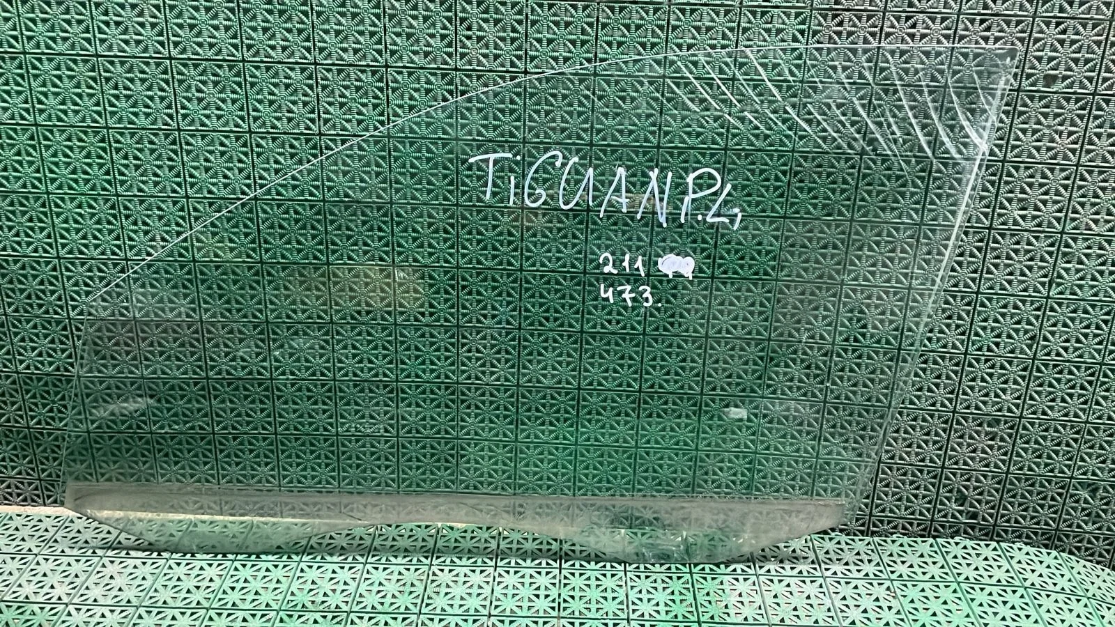 Стекло двери VOLKSWAGEN TIGUAN 2008- переднее левое б/у TIGUAN(2007-2017)