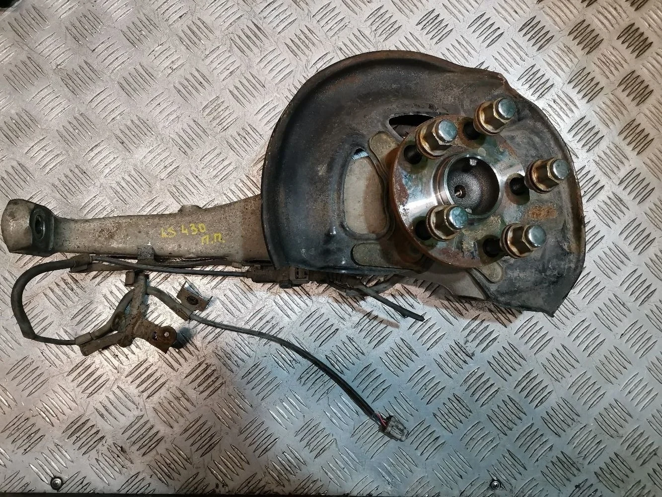 кулак передний правый lexus ls 430 рест левый руль