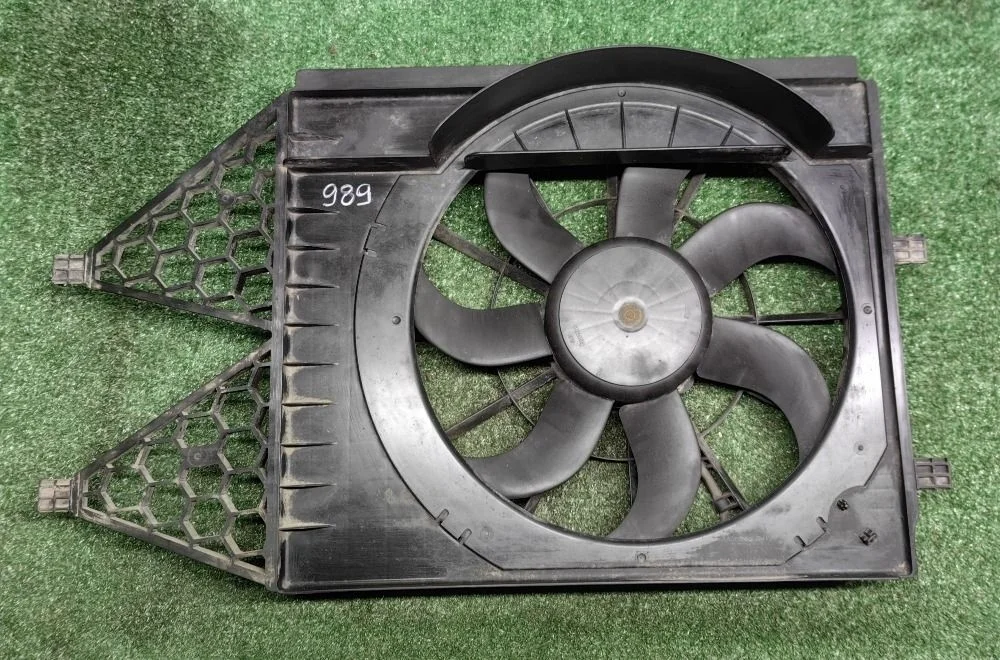 Диффузор вентилятора в сборе VW Polo V