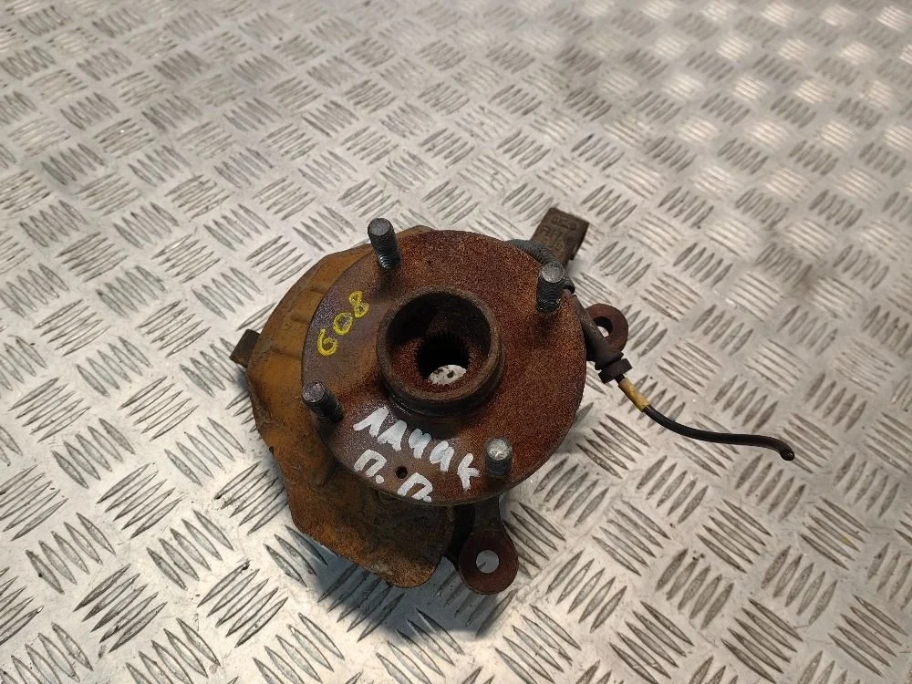 Кулак передний правый Chevrolet Lacetti