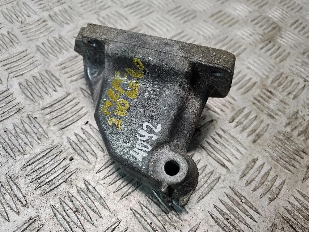 Кронштейн двигателя левый Mercedes-Benz E-Class