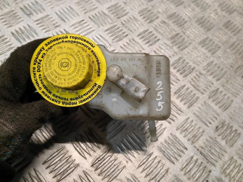 Бачок тормозной жидкости Volkswagen Polo V