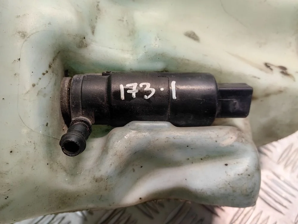 Насос омывателя Volkswagen Passat B5