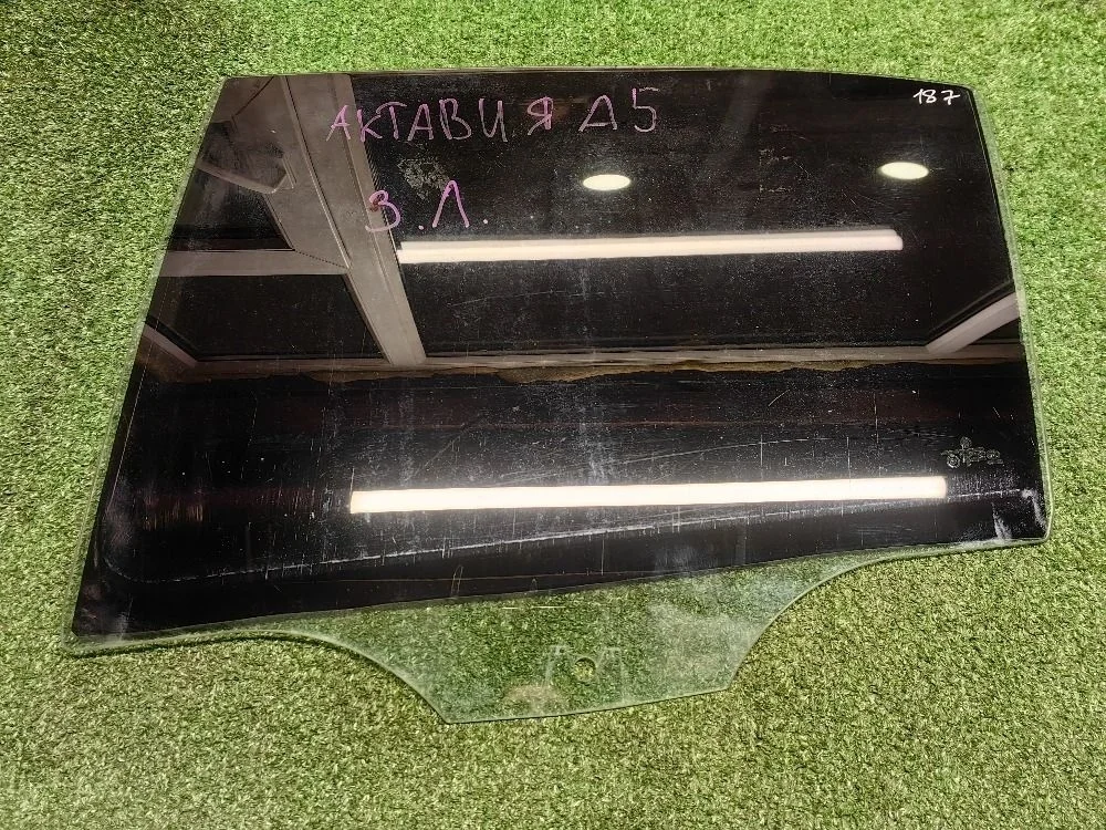 Стекло задней левой двери Skoda Octavia A5