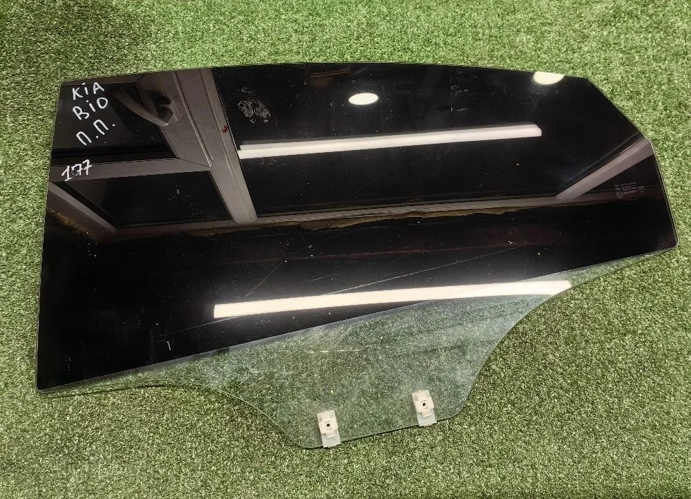 Стекло передней правой двери Kia Rio III