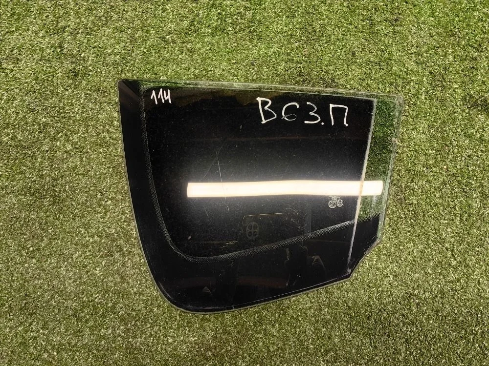 Форточка двери задняя правая Volkswagen Passat B6