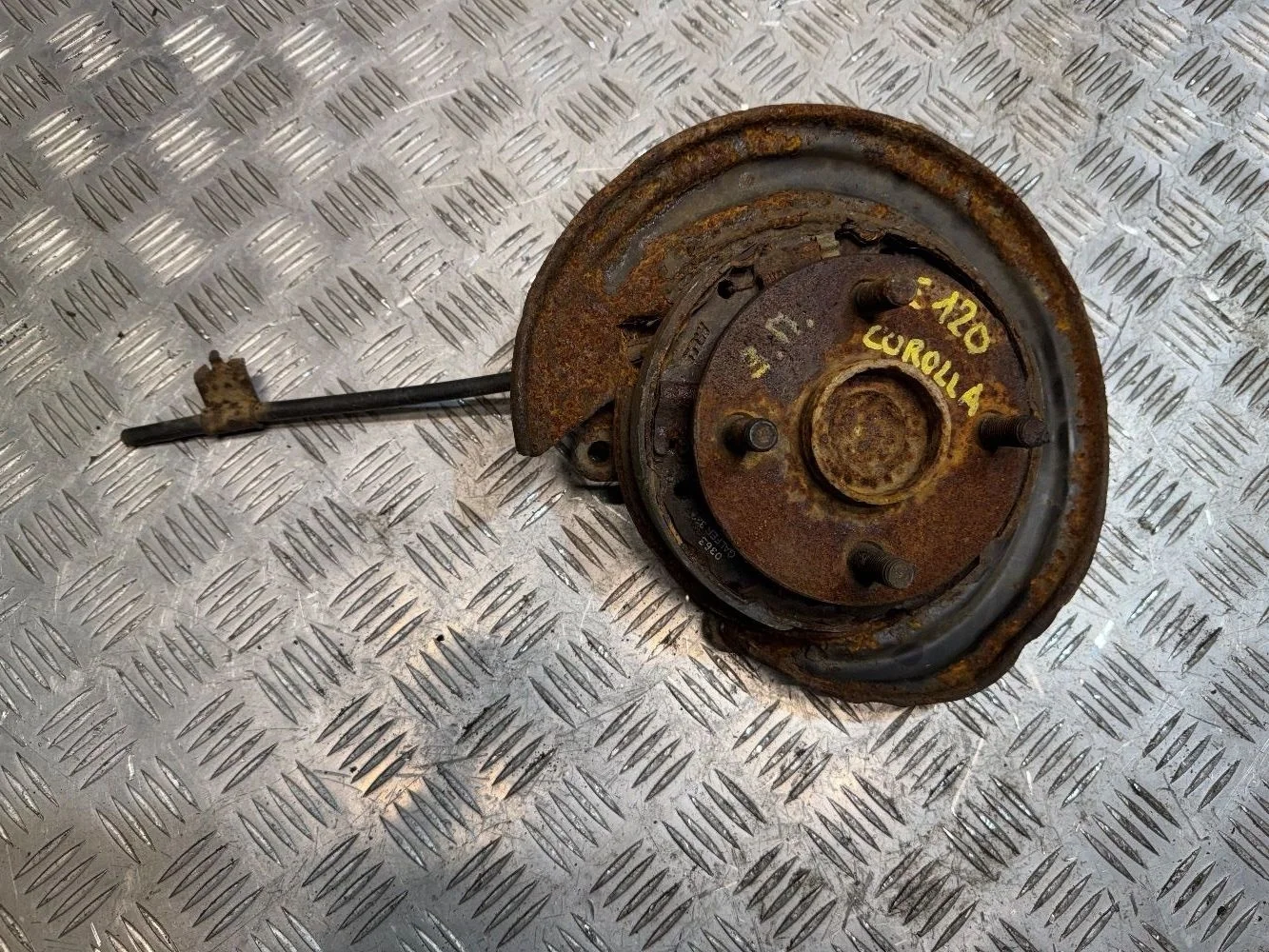 Кулак задний правый тойота королла е120