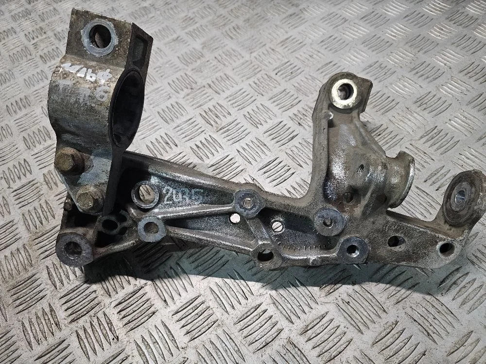 Кронштейн рычага передний правый Volkswagen Touran