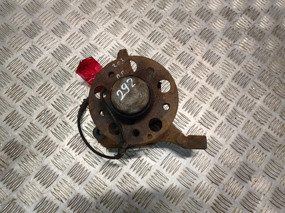 Кулак передний правый Mercedes Benz W203