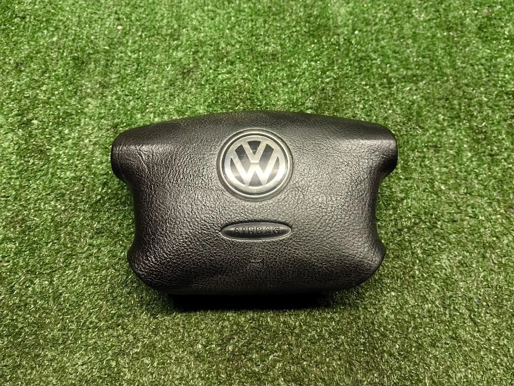 Подушка безопасности водителя Volkswagen Golf 4