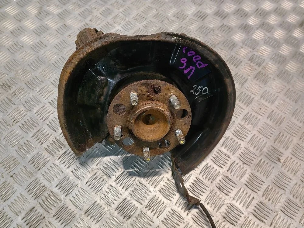 Кулак задний левый Kia Ceed