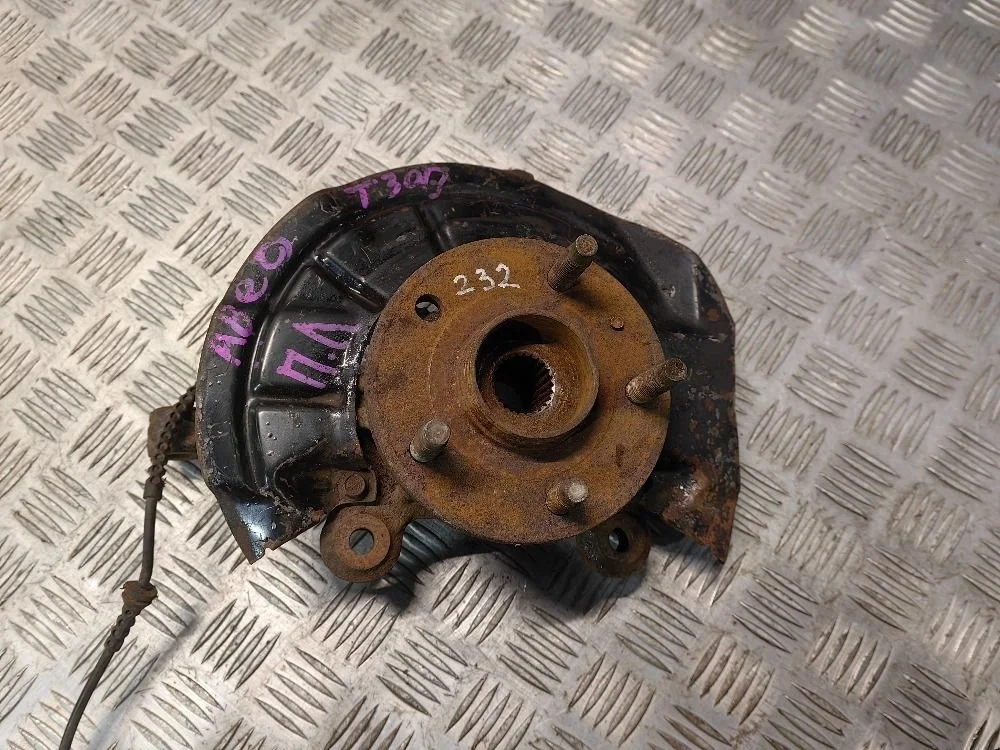 Кулак передний левый Chevrolet Aveo T300