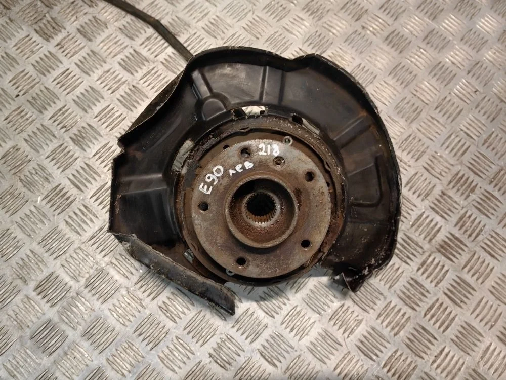 Кулак поворотный задний левый BMW E90