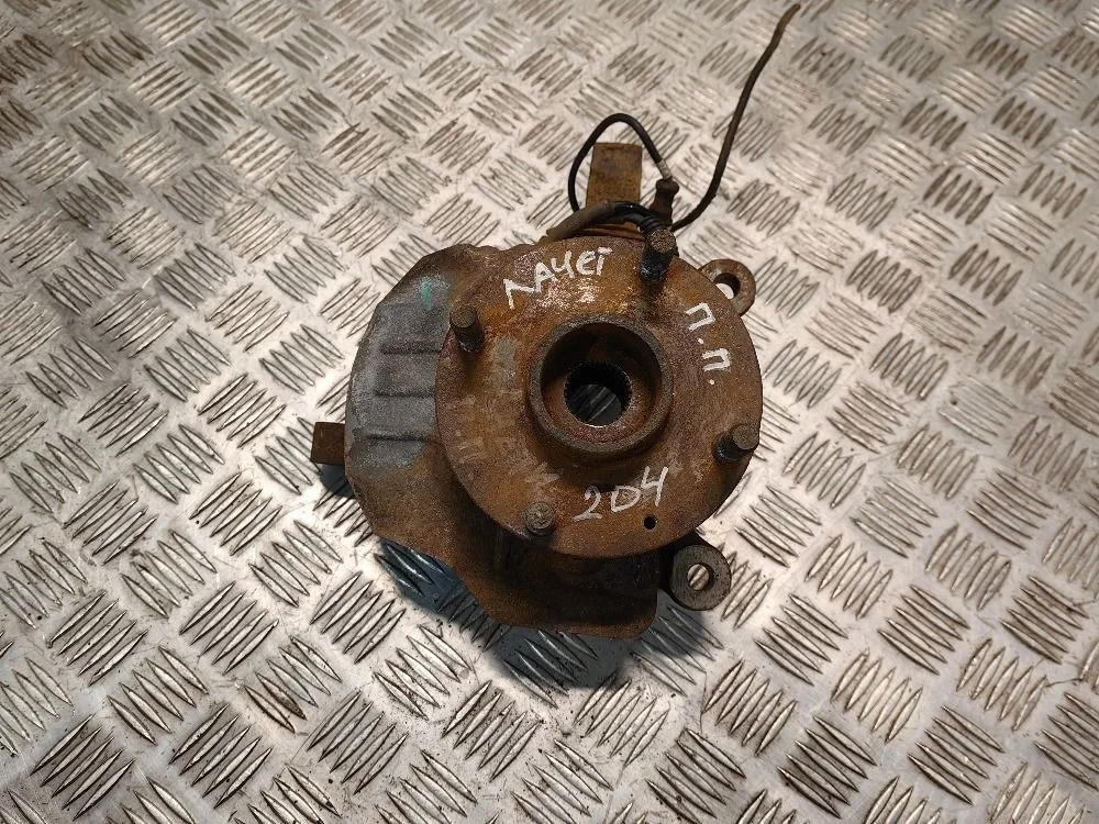 Кулак передний правый Chevrolet Lacetti