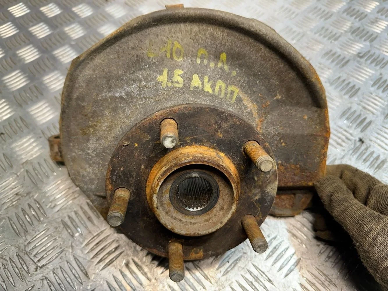 Кулак поворотный передний левый лансер 10