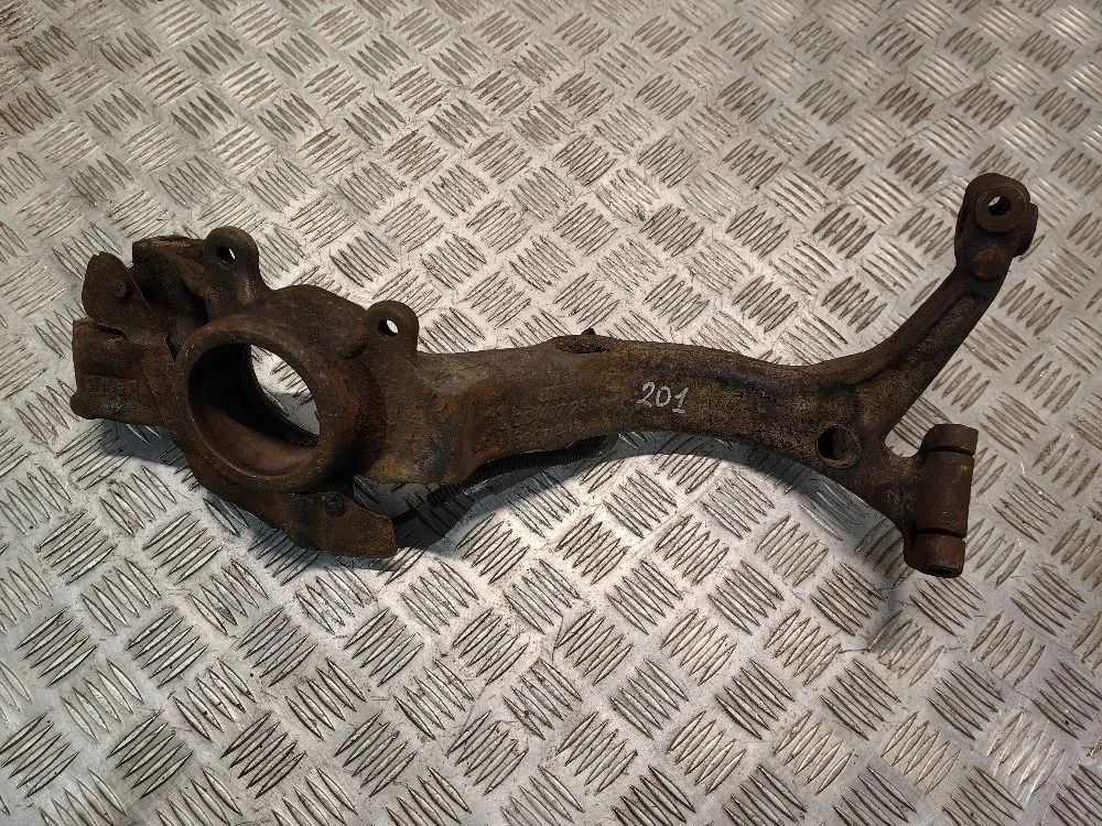 Поворотный кулак передний правый Audi A4 B5