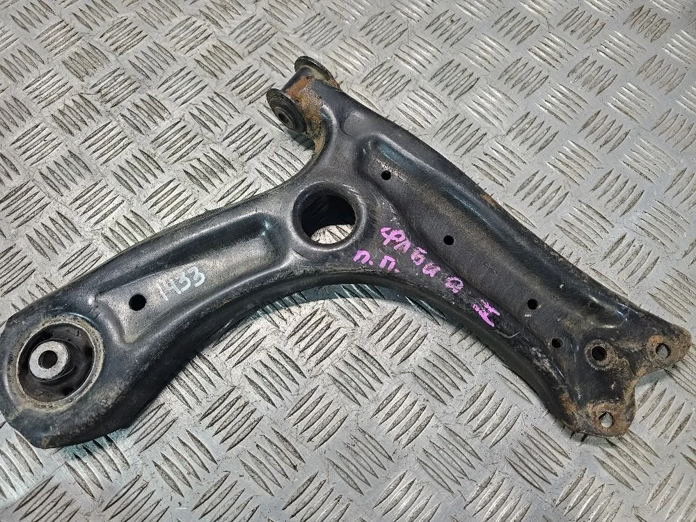 Рычаг передний правый Skoda Fabia 2